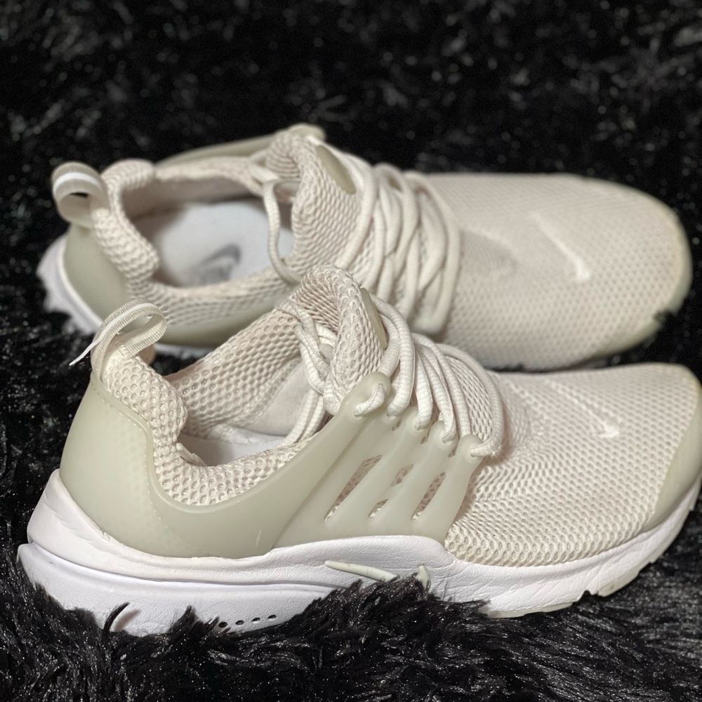 Women’s White Nike Air BRS 1000 size 8